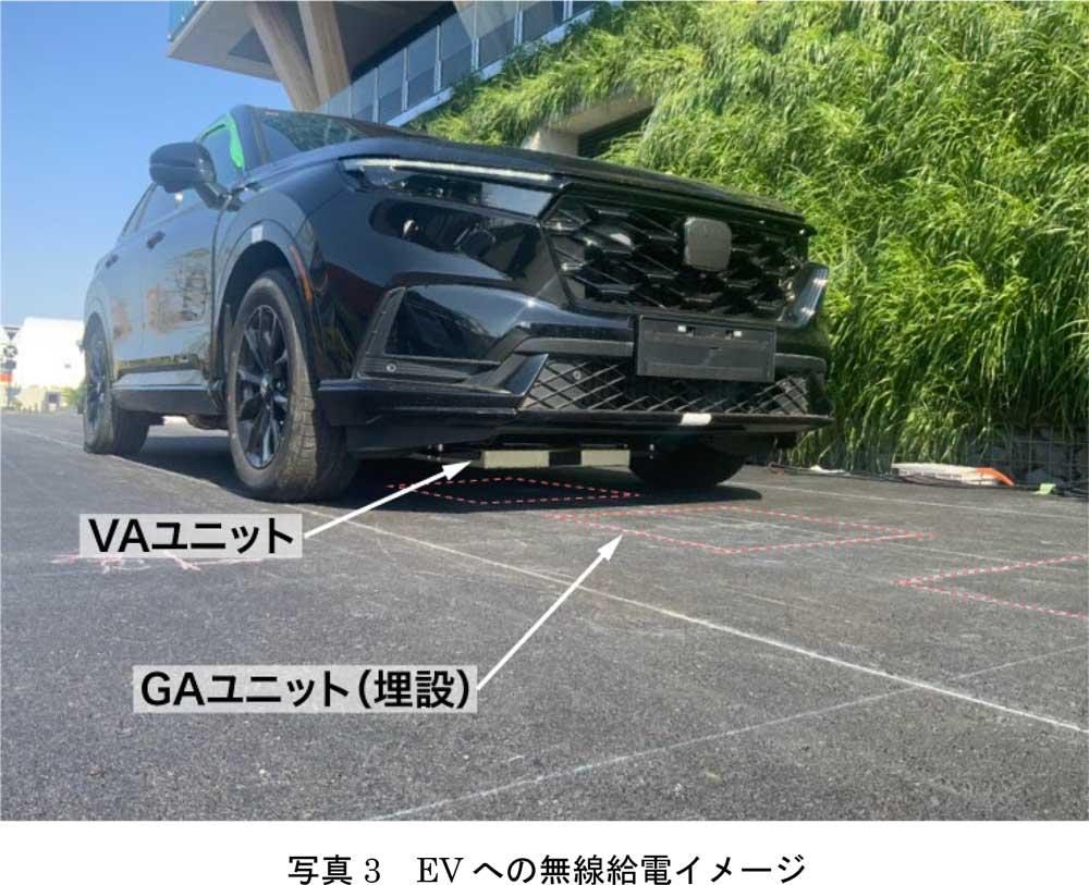 A black SUV on a test road with a receiver unit visible under its front bumper and red dashed outlines on the asphalt marking buried ground units, labeled in Japanese.