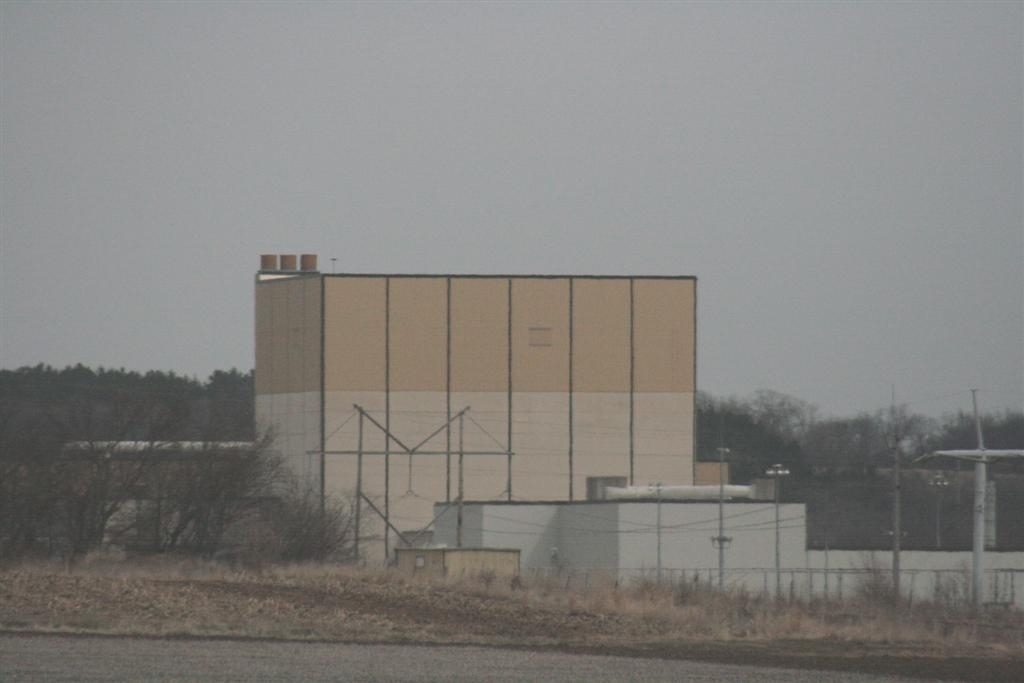 Main building of the Duane Arnold Energy Center near Palo, Iowa, photographed from nearby in April 2009